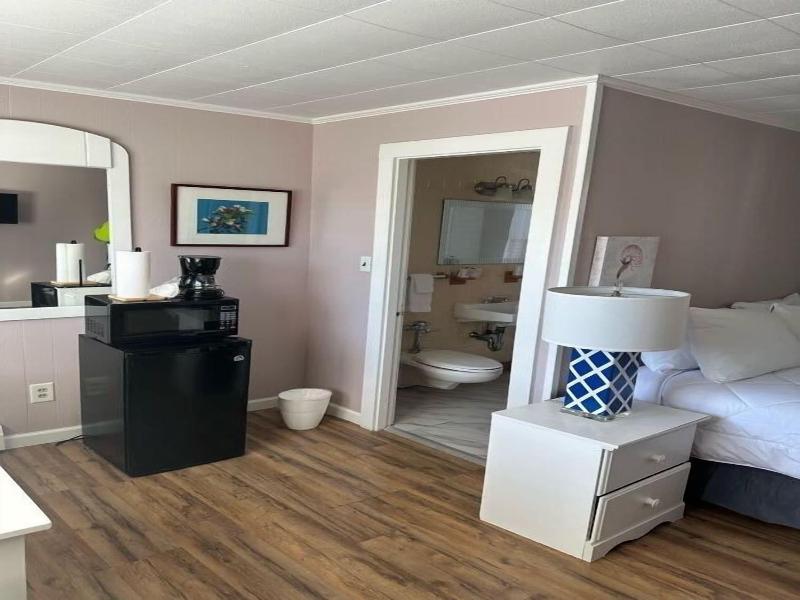 Vineyard Harbor Motel - Private Beach image