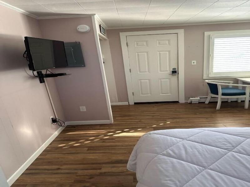 Vineyard Harbor Motel - Private Beach image