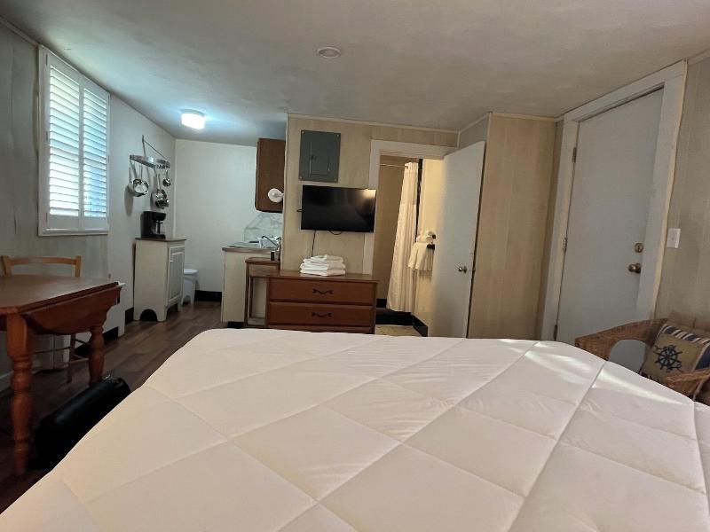 Vineyard Harbor Motel - Private Beach image