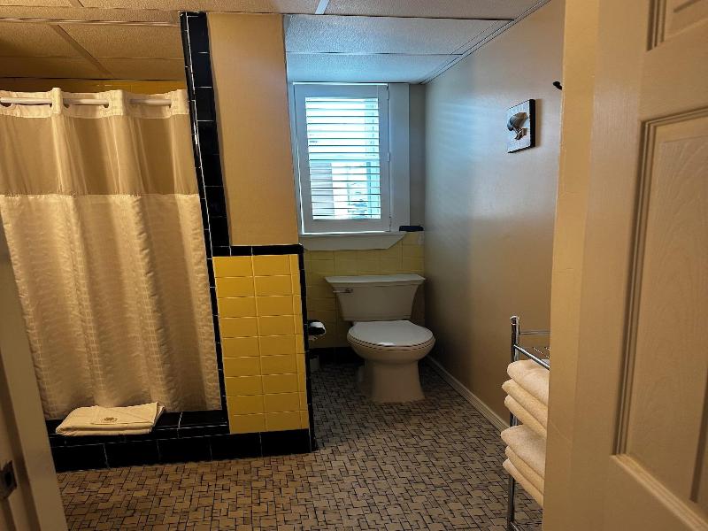 Vineyard Harbor Motel - Private Beach image
