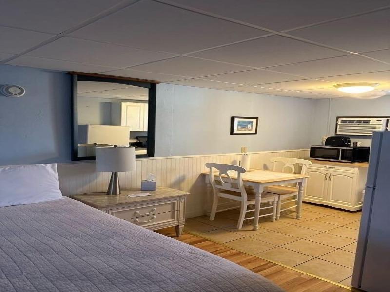 Vineyard Harbor Motel - Private Beach image