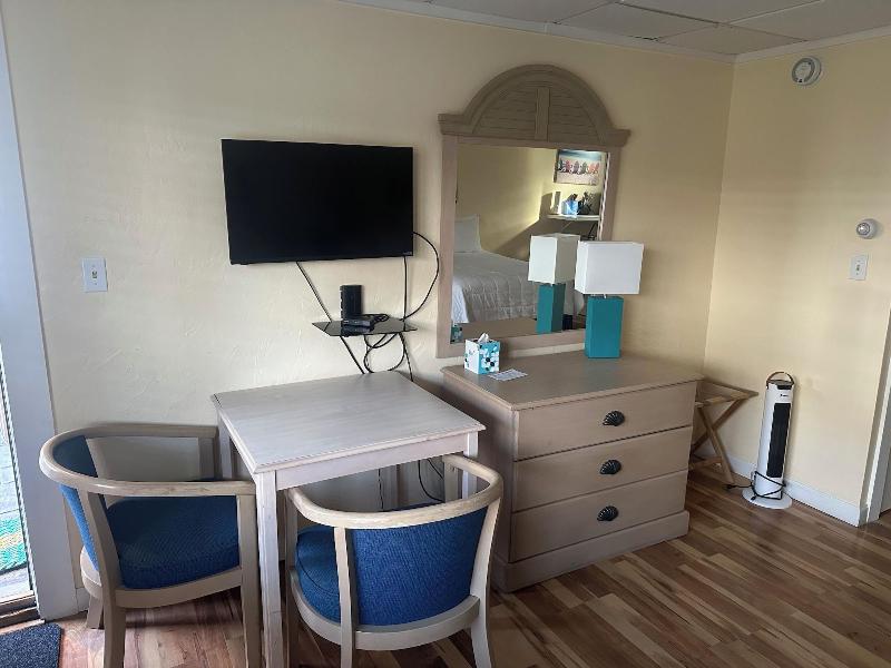 Vineyard Harbor Motel - Private Beach image