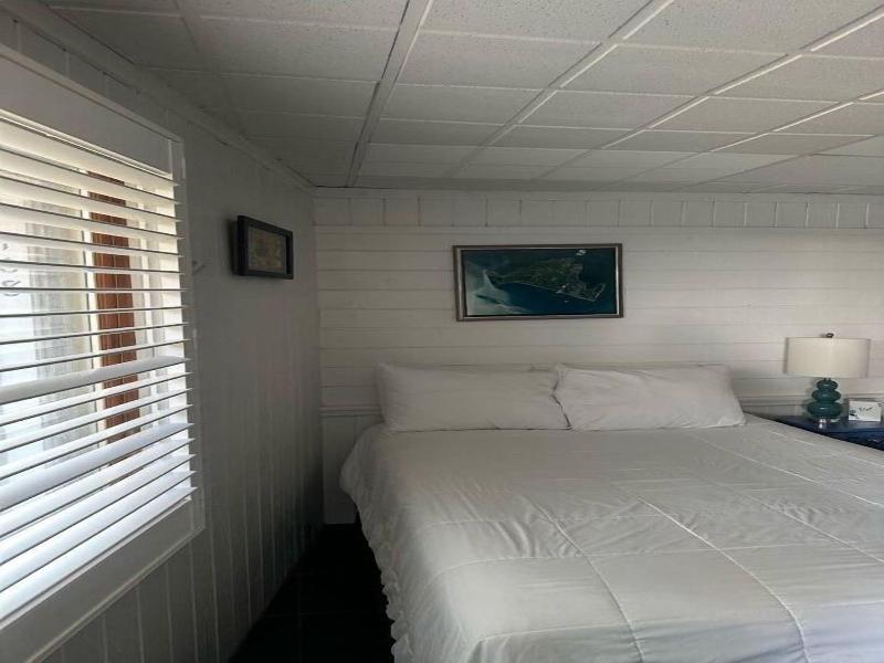Vineyard Harbor Motel - Private Beach image