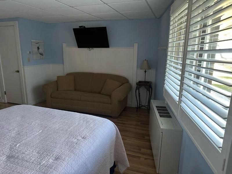 Vineyard Harbor Motel - Private Beach image