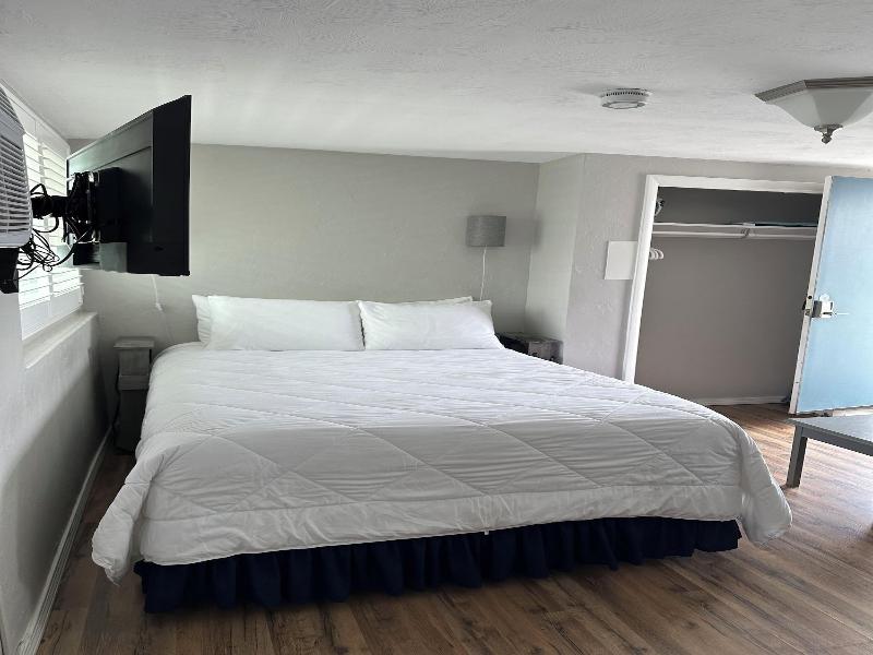 Vineyard Harbor Motel - Private Beach image