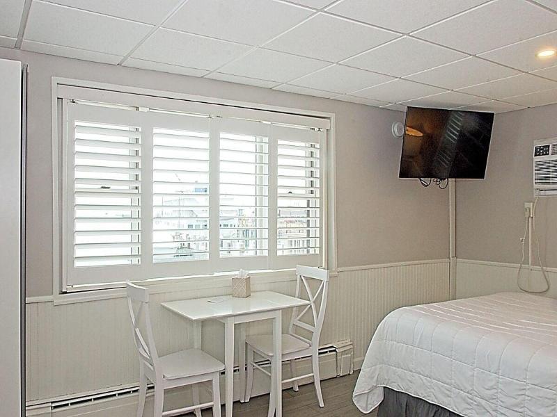 Vineyard Harbor Motel - Private Beach image