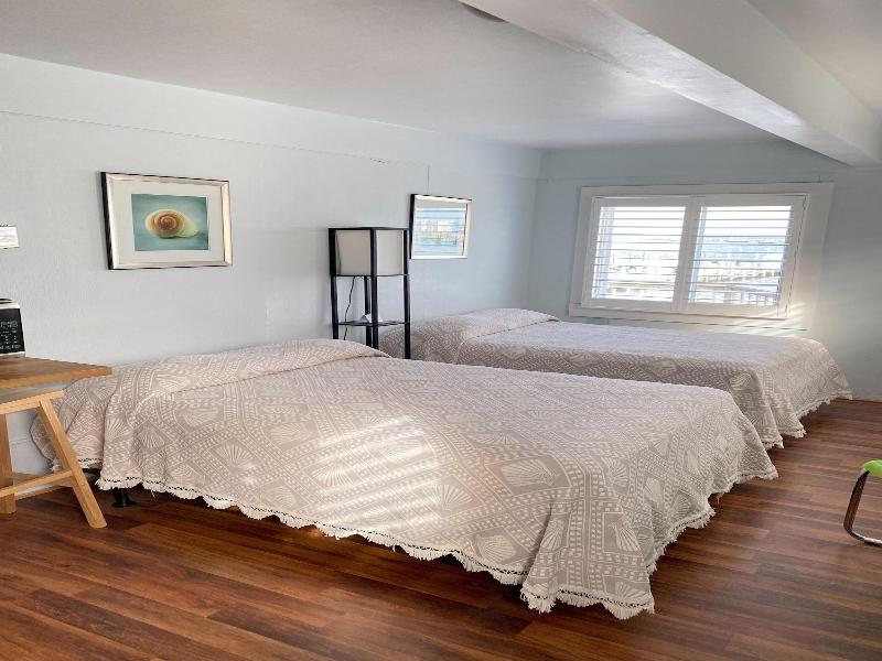 Vineyard Harbor Motel - Private Beach image