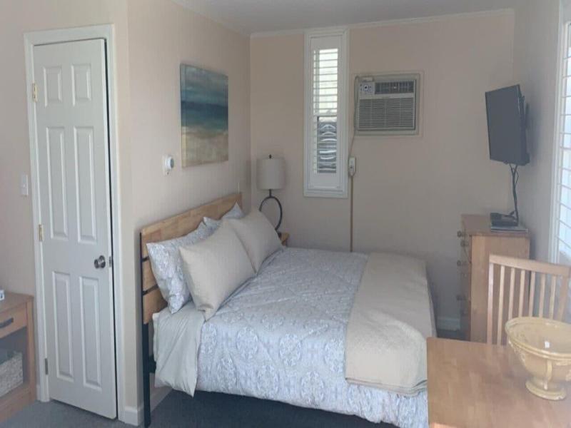 Vineyard Harbor Motel - Private Beach image