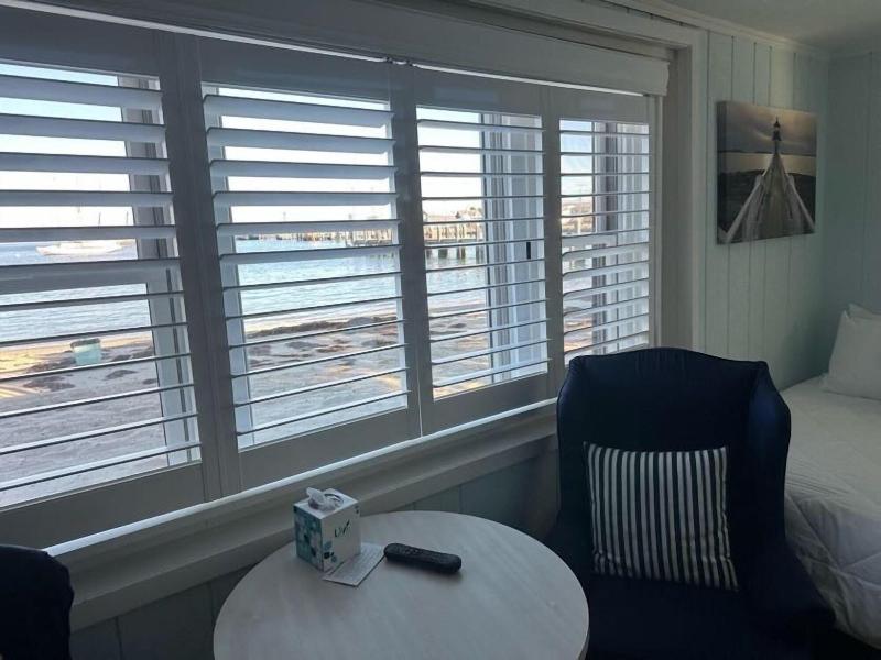 Vineyard Harbor Motel - Private Beach image