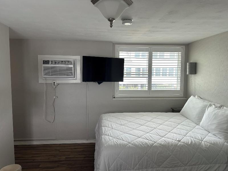 Vineyard Harbor Motel - Private Beach image