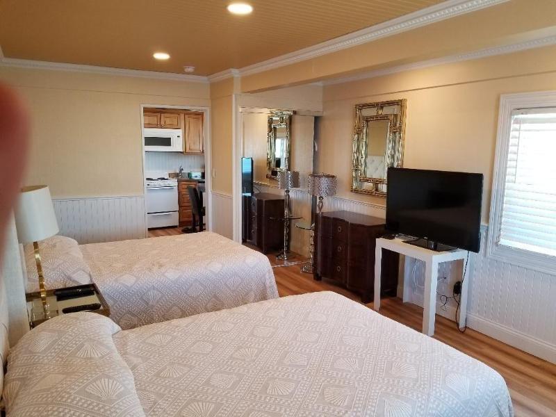 Vineyard Harbor Motel - Private Beach image