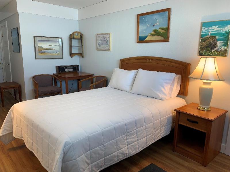 Vineyard Harbor Motel - Private Beach image