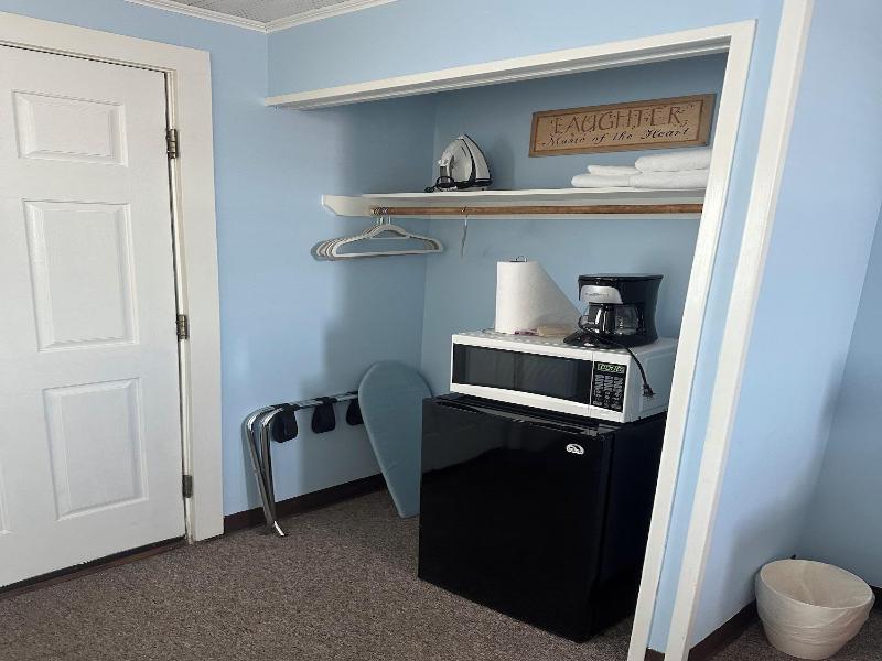 Vineyard Harbor Motel - Private Beach image