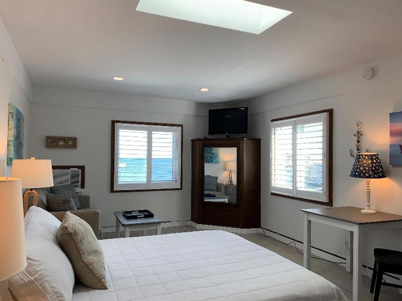 Vineyard Harbor Motel - Private Beach image