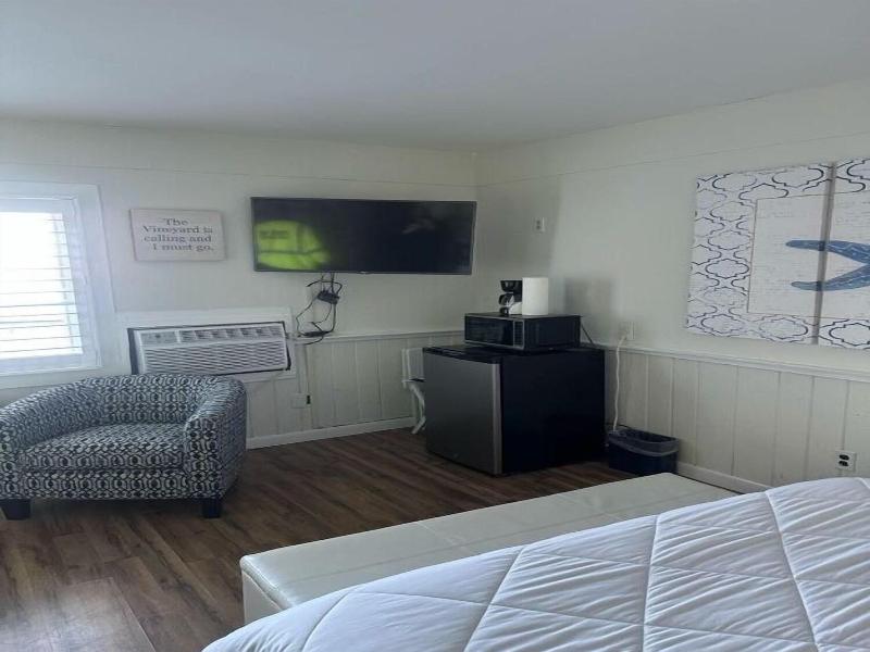 Vineyard Harbor Motel - Private Beach image