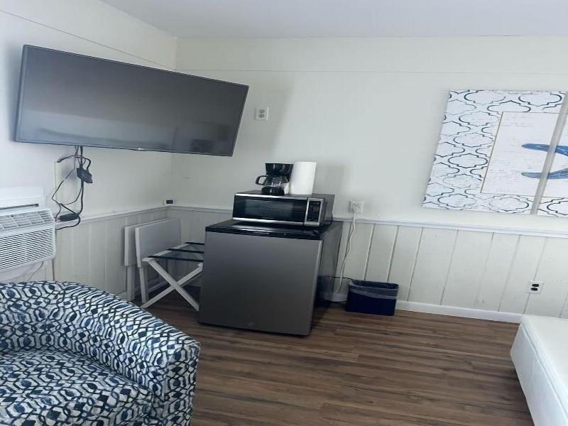 Vineyard Harbor Motel - Private Beach image