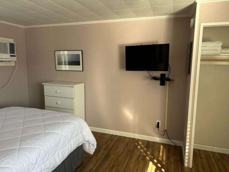 Vineyard Harbor Motel - Private Beach image
