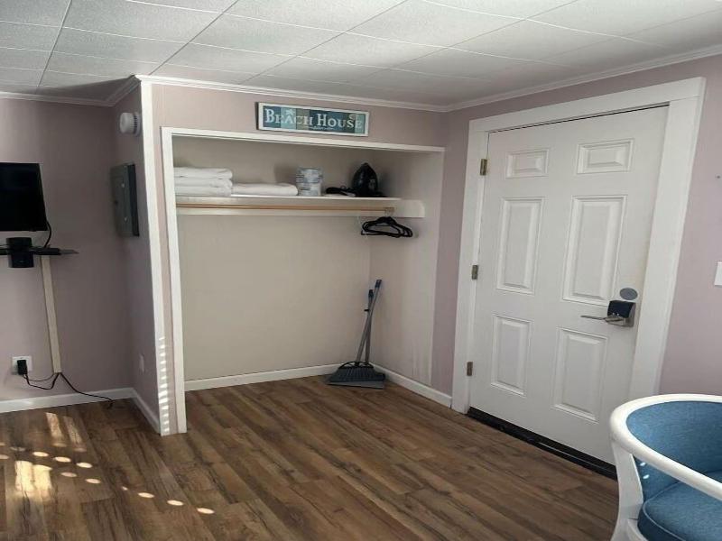 Vineyard Harbor Motel - Private Beach image