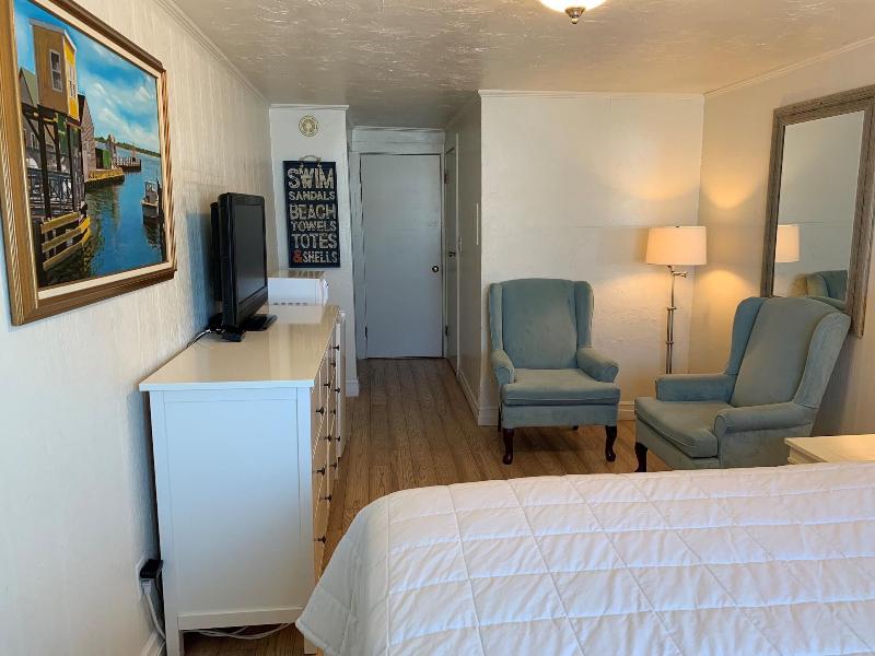 Vineyard Harbor Motel - Private Beach image
