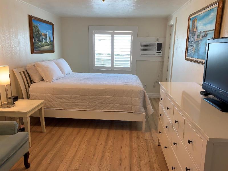 Vineyard Harbor Motel - Private Beach image