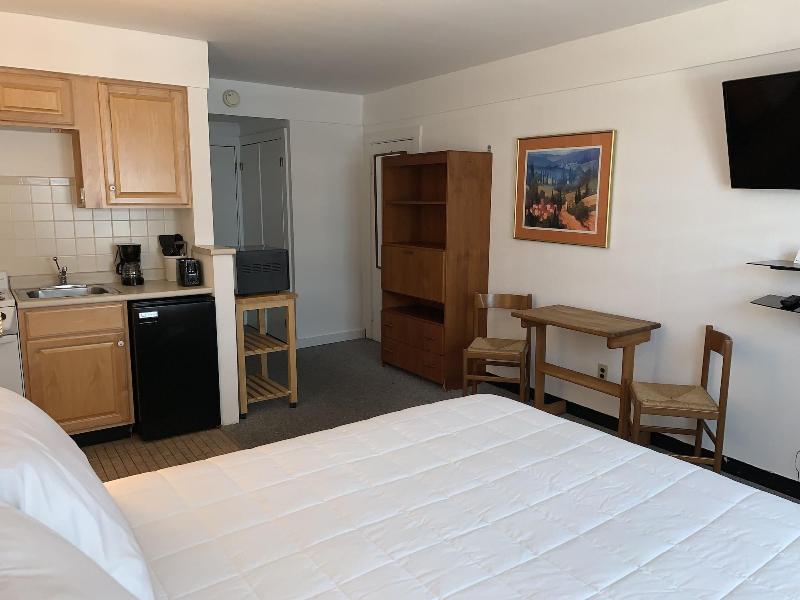 Vineyard Harbor Motel - Private Beach image