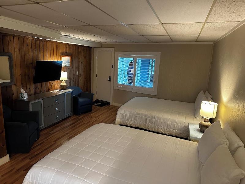 Vineyard Harbor Motel - Private Beach image