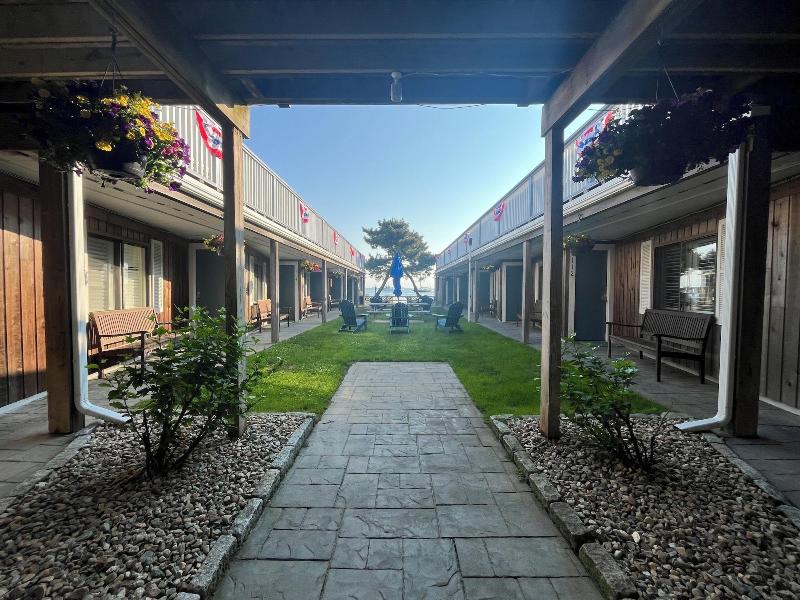 Vineyard Harbor Motel - Private Beach image