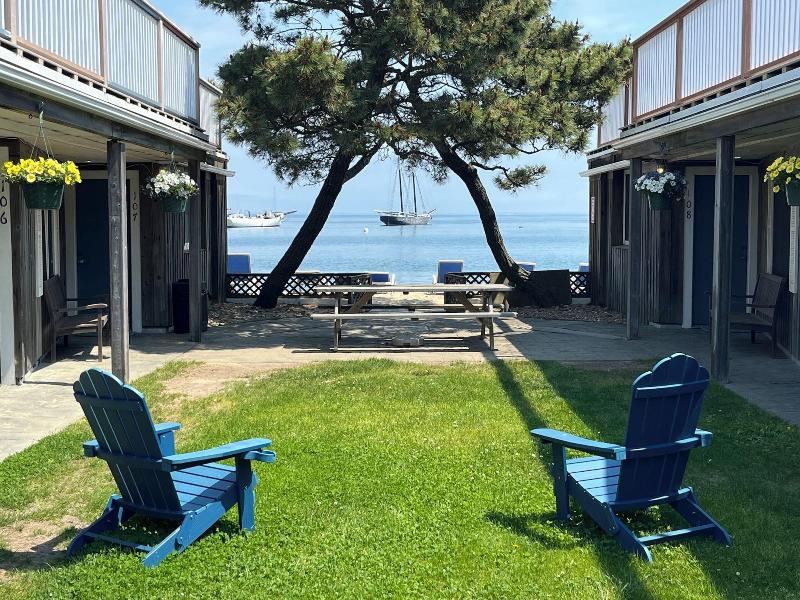 Vineyard Harbor Motel - Private Beach image