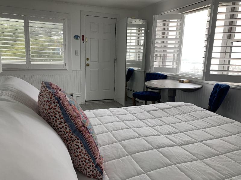 Vineyard Harbor Motel - Private Beach image