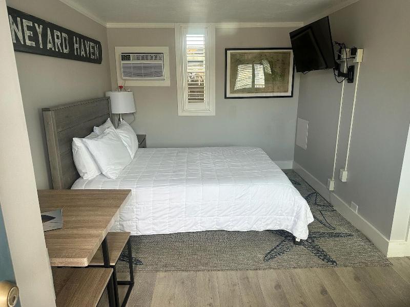 Vineyard Harbor Motel - Private Beach image