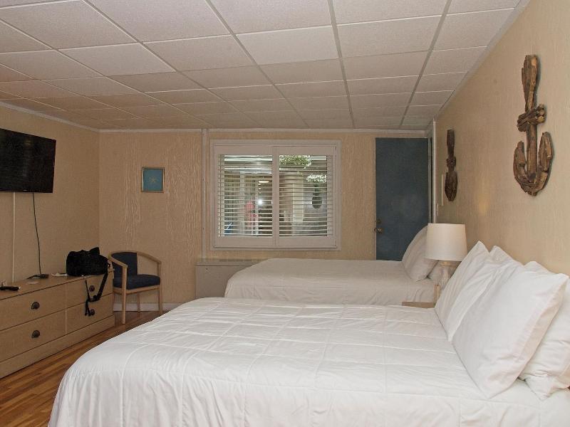 Vineyard Harbor Motel - Private Beach image