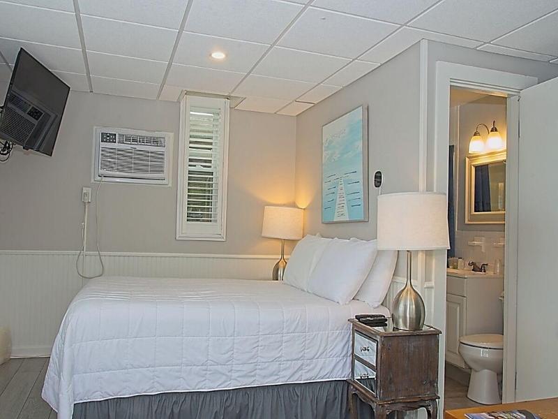 Vineyard Harbor Motel - Private Beach image
