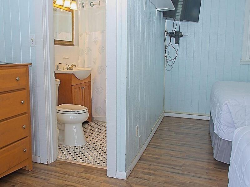 Vineyard Harbor Motel - Private Beach image