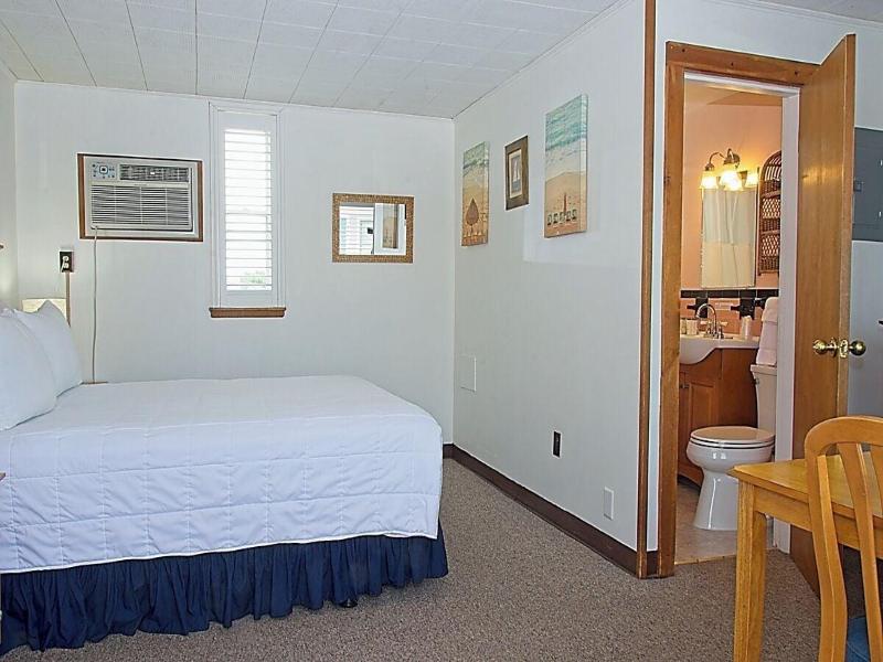 Vineyard Harbor Motel - Private Beach image