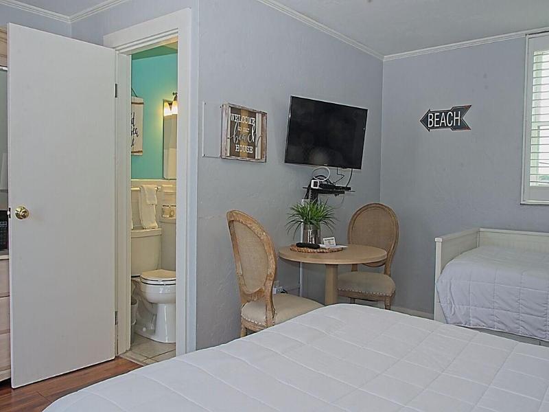 Vineyard Harbor Motel - Private Beach image