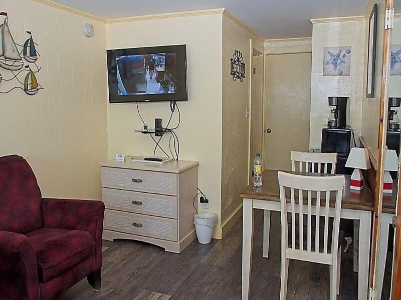 Vineyard Harbor Motel - Private Beach image