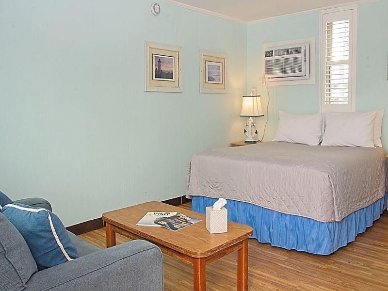 Vineyard Harbor Motel - Private Beach image