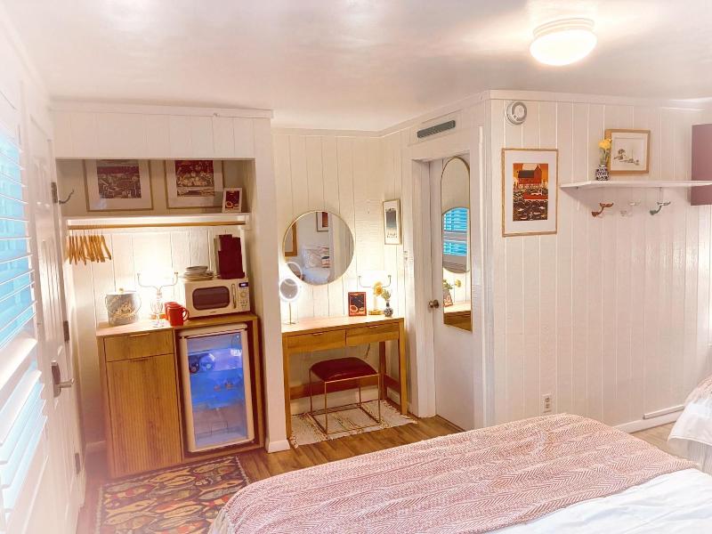 Vineyard Harbor Motel - Private Beach image