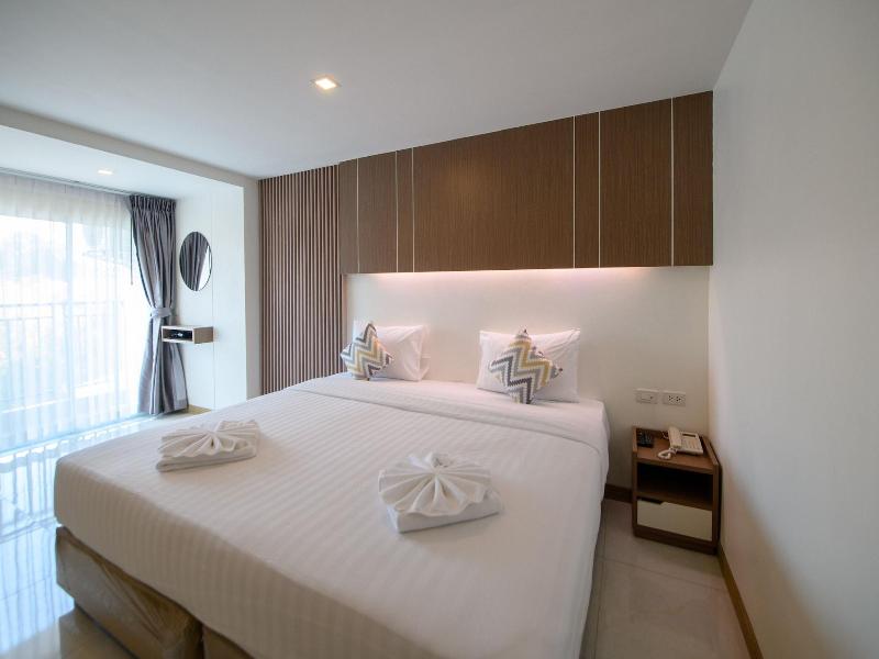 Iris Palace image