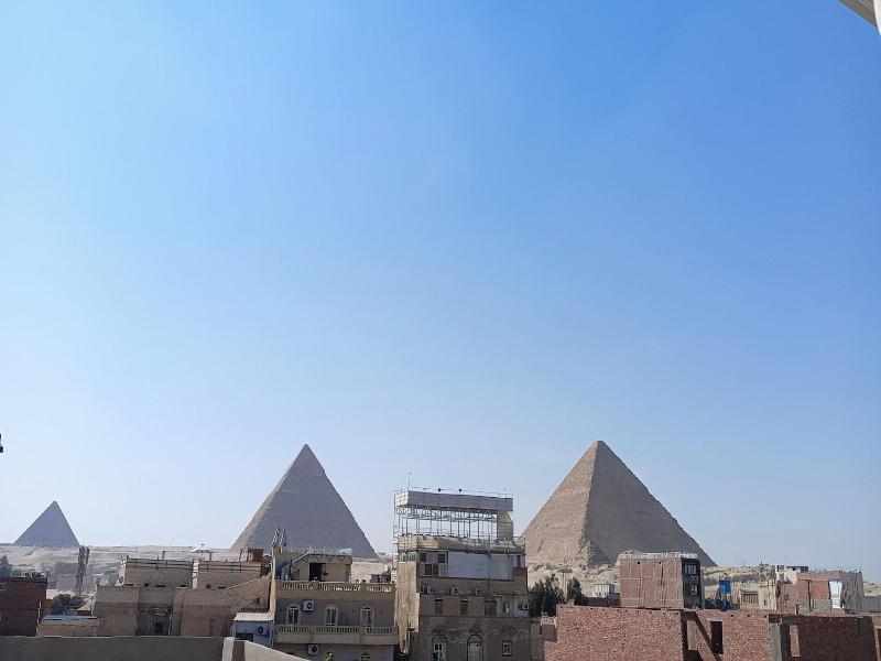 Falcon Pyramids Inn — exterior view