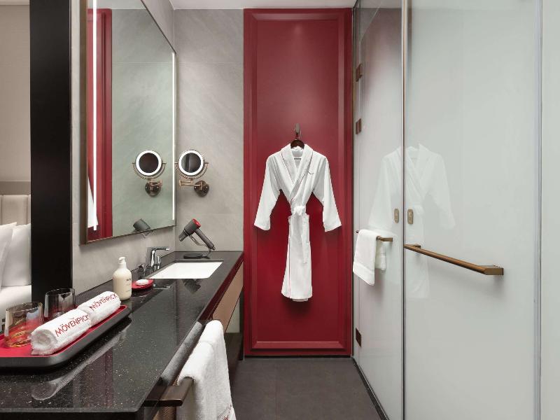 Mövenpick By Accor Shanghai People's Square image