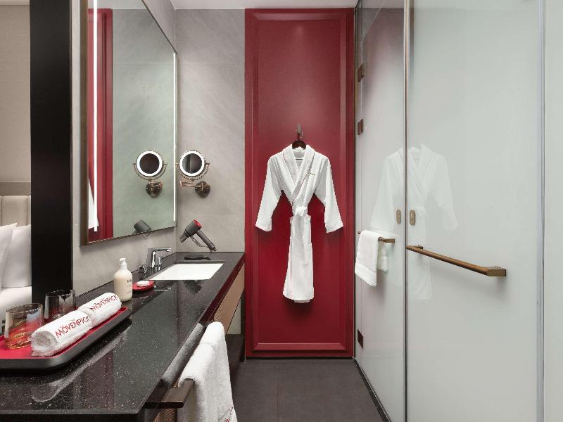 Mövenpick By Accor Shanghai People's Square image