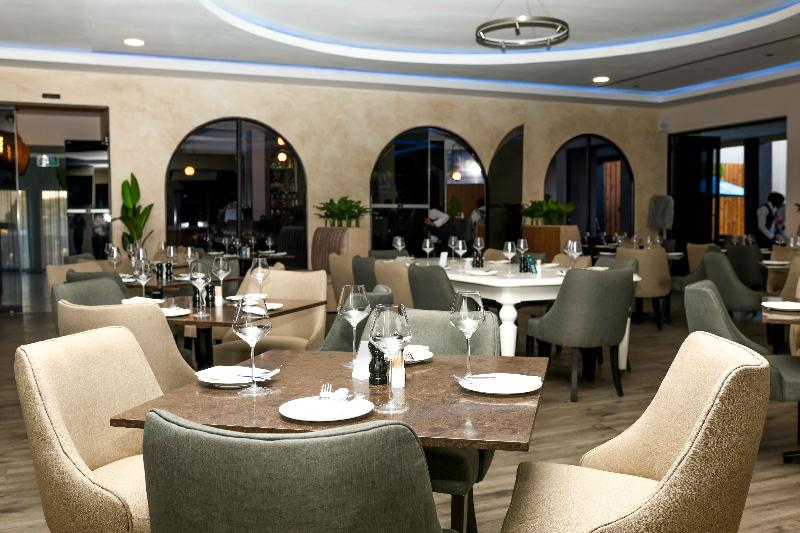 Q's Evander Hotel And Apartments image
