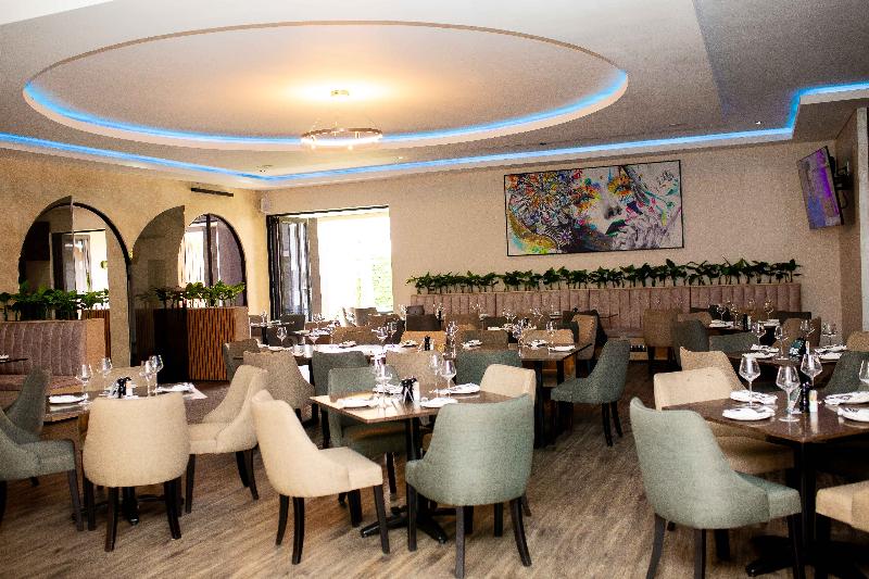 Q's Evander Hotel And Apartments image