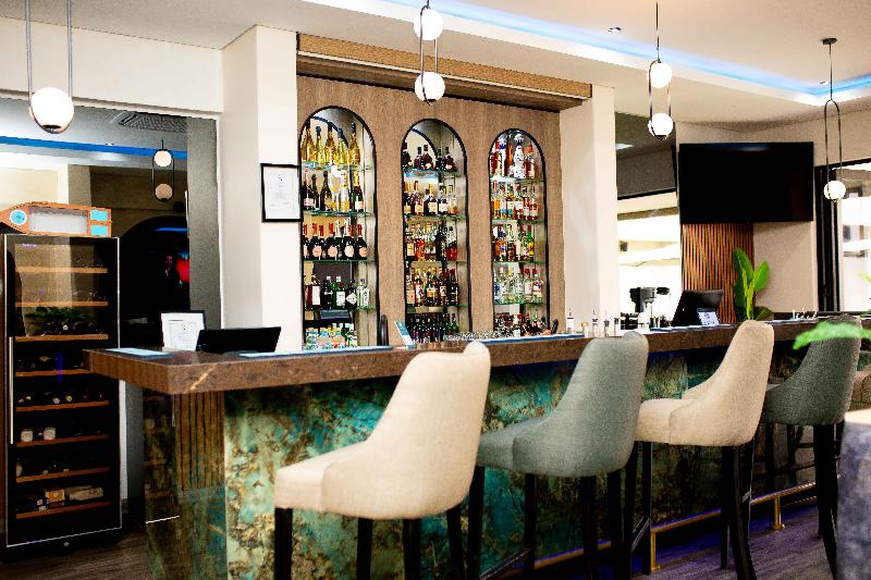 Q's Evander Hotel And Apartments image