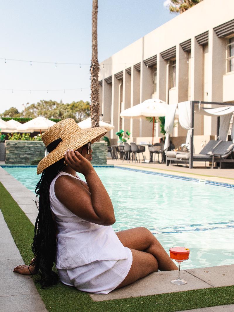 Q's Evander Hotel And Apartments image