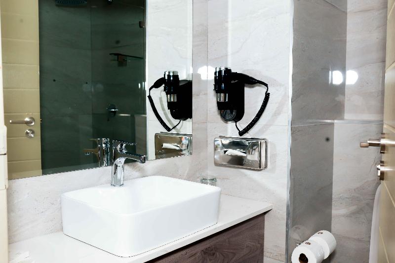 Q's Evander Hotel And Apartments image