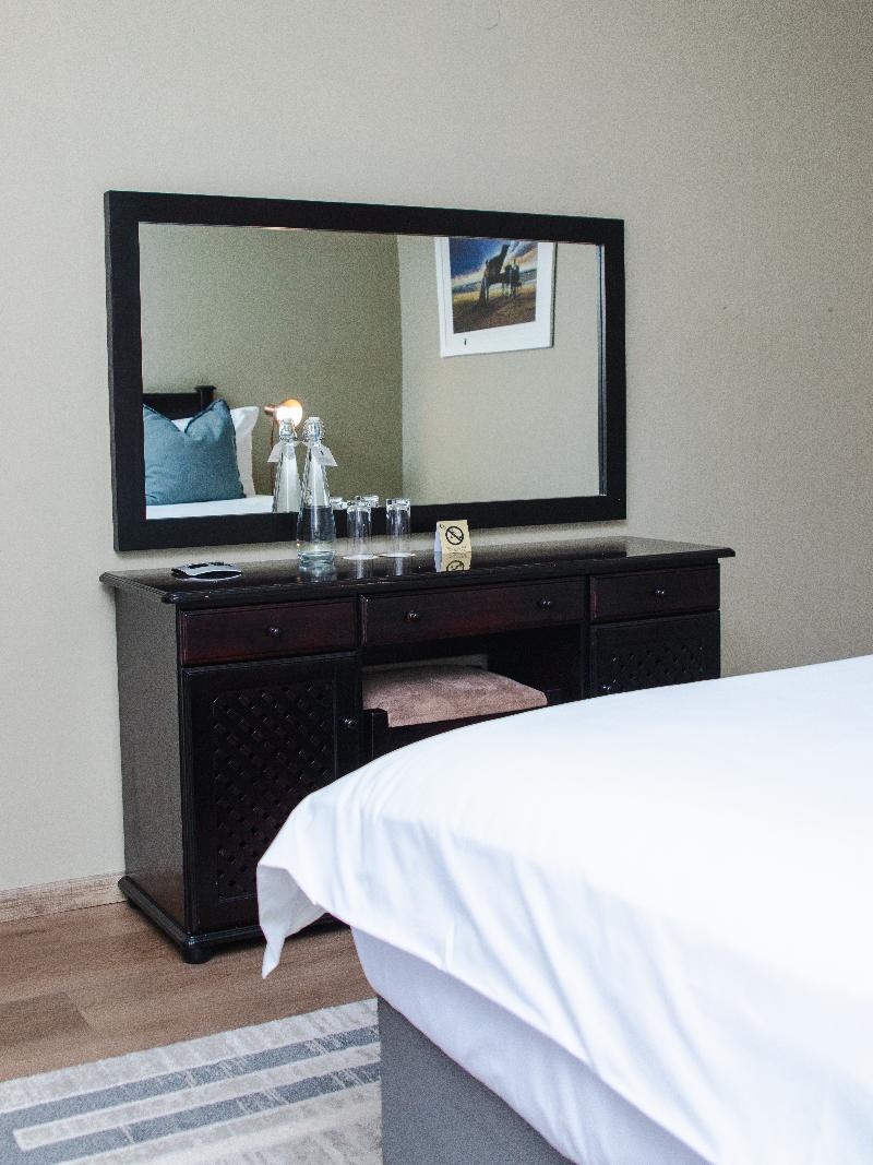 Q's Evander Hotel And Apartments image