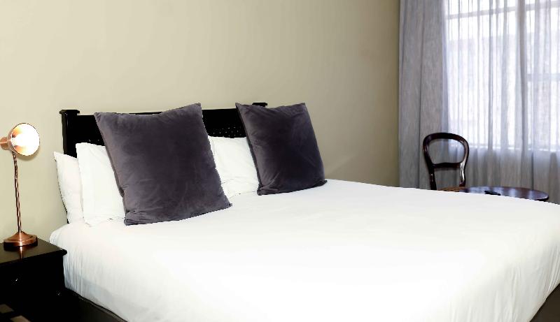 Q's Evander Hotel And Apartments image