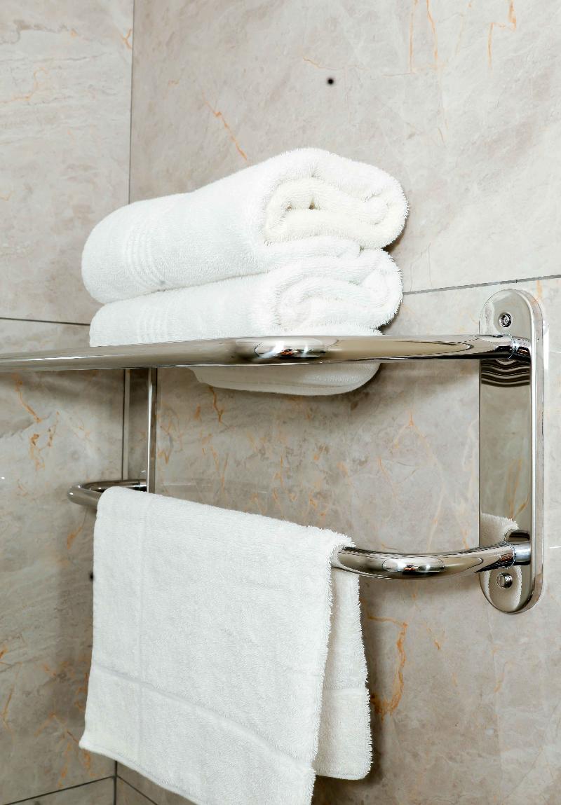 Q's Evander Hotel And Apartments image